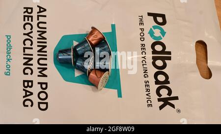 Una serie di cialde di caffè sulla parte superiore del sacchetto di riciclaggio Foto Stock