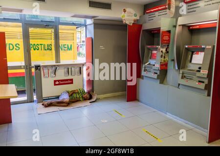 MANAUS, BRASILE - 26 LUGLIO 2015: La persona senza tetto dorme in un ramo della banca di Santander. Foto Stock