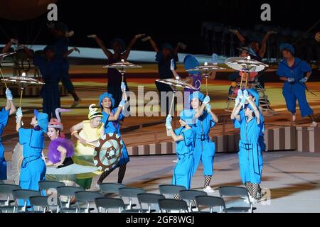 Tokio, Giappone. 24 agosto 2021. Paralimpiadi: Cerimonia di apertura allo Stadio Olimpico. I ballerini si esibiscono alla cerimonia di apertura. Credit: Marcus Brandt/dpa/Alamy Live News Foto Stock