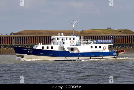 Jack TS Petchey. Sir Jack Petchey. Sea Cadet Corp. Royal Navy. Gravesend. Spedizione. Thames. Fiume. Fondazione. Giovane. Persone. Beneficenza. Pilanthropy. Foto Stock