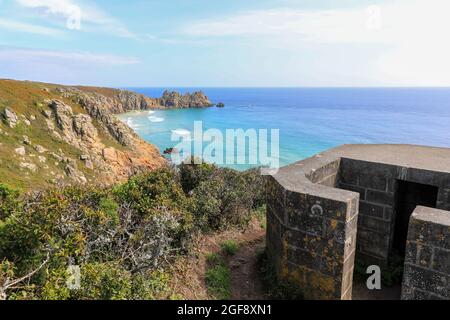 Una seconda guerra mondiale scatola di pillola concreta, questo casemate è di tipo FW3/24, vicino Porthcurno, Cornovaglia, Inghilterra, Regno Unito Foto Stock