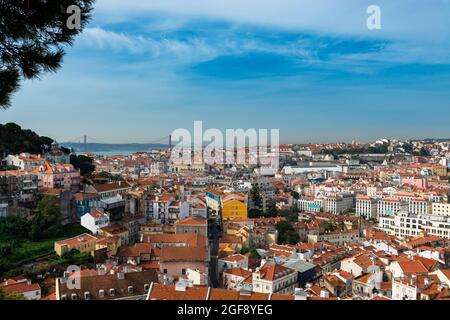 Vista del centro della città di Lisbona dal punto di vista Graca (Miradouro da Graca) con il fiume Tago sullo sfondo, in Portogallo Foto Stock