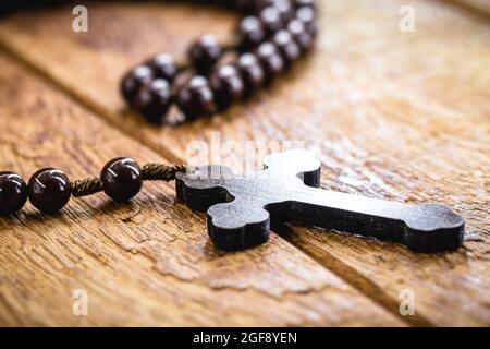 Croce di legno chiamata un rosario, simbolo cristiano di fede e devozione usata nelle preghiere Foto Stock