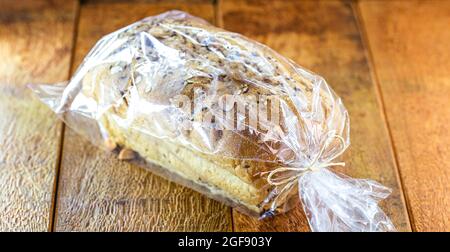 pane vegano a grani confezionati in sacchetto di plastica, prodotto artigianale in vendita Foto Stock