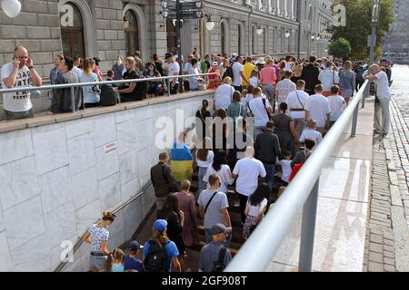 KIEV, UCRAINA - 24 AGOSTO 2021 - la gente emerge da un passaggio sotterraneo alla stazione della metropolitana di Teatralna in via Bohdana Khmelnytskoho che interseca via Khreshchatyk - la sede principale della celebrazione della Giornata dell'Indipendenza nel 30° anniversario dell'indipendenza dell'Ucraina, Kiev, capitale dell'Ucraina. Foto Stock