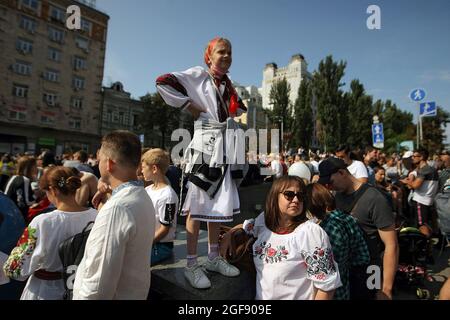 KYIV, UCRAINA - 24 AGOSTO 2021 - una ragazza in un abito ricamato si erge sulla sporgenza durante la celebrazione del giorno dell'Indipendenza che segna 30 anni da quando l'Ucraina ha guadagnato l'indipendenza, Kyiv, capitale dell'Ucraina. Foto Stock