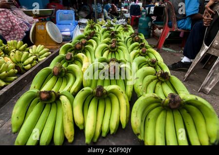 Vendita di banane di cavendish fresche e mature e di altri frutti in un mercato locale a Narathiwat, nel sud della Thailandia. Foto Stock