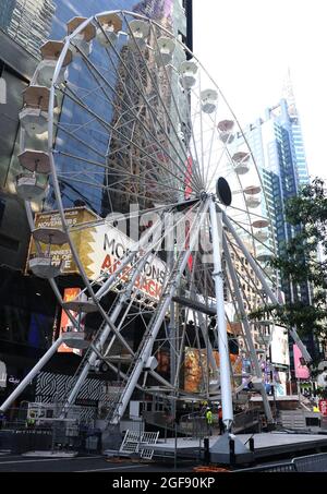 New York, NY, USA. 24 agosto 2021. 110 ft Ferris Wheel popup impostato per aprire dal 25 agosto al 12 settembre su Times Square a New York City. 2021 agosto 24 credito: RW/Media Punch/Alamy Live News Foto Stock