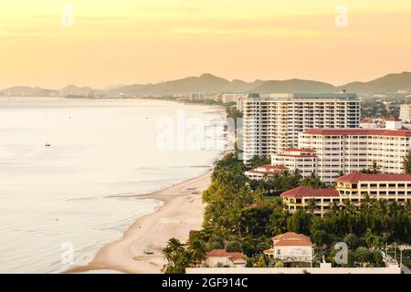 Vista aerea della spiaggia di Hua Hin e della moderna città di villeggiatura sul tramonto d'estate, le principali attrazioni turistiche della Thailandia. Vacanza, concetti di vacanza. Foto Stock