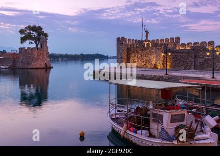 Alba nel vecchio porto della città di Nafpaktos, nella regione di ETOLOAKARNANIA, Grecia centrale, Europa. Questo è il bastione occidentale del vecchio castello-porto. Foto Stock