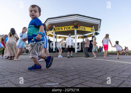 Persone che ballano alla band di musica mondiale Mazaika al bandstand durante la settimana popolare di Broadstairs, il 2021 agosto Foto Stock