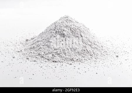 Il solfuro di calcio è un composto inorganico solido con formula chimica CAS, utilizzato nella produzione di certi tipi di vernici, ceramiche e carta. Foto Stock
