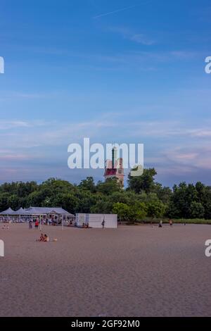 SOPOT, POLONIA - 20 giu 2021: Il tramonto sulla spiaggia di Sopot, Polonia Foto Stock