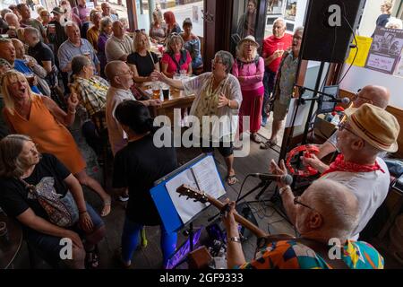 "Homemade Jam" che si esibisce al pub Thirty Nine Steps che duing Broadstairs Folk Week, il 2021 agosto Foto Stock
