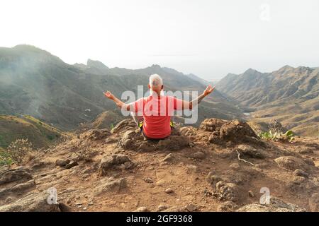 Uomo anziano saluto tramonto Foto Stock