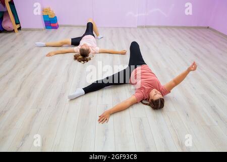 L'istruttore di danza della ragazza mostra gli elementi del numero ad un'altra ragazza. Allenamento di danza. Foto Stock