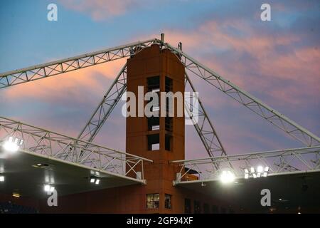 Genova, Italia, 23 agosto 2021. Una vista generale dello stadio mentre il sole tramonta prima della partita della Serie A a a Luigi Ferraris, Genova. Il credito d'immagine dovrebbe essere: Jonathan Moscrop / Sportimage Foto Stock