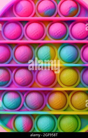 Coloratissimo giocattolo antistress sensoriale fidget push pop it, vista macro Foto Stock