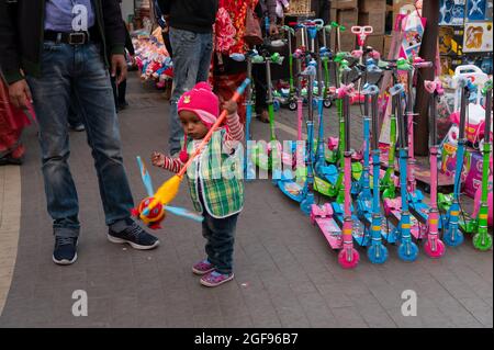 Kolkata, Bengala Occidentale, India - 29 Dicembre 2019 : ragazzino che gioca con il giocattolo nella zona del nuovo mercato, Kolkata. Foto Stock