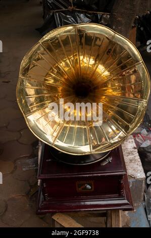 Kolkata, Bengala Occidentale, India - 29 Dicembre 2019 : Vecchio gramofono di epoca storica, con la sua voce maestra che segna su di esso, per essere esposto come antque collec Foto Stock