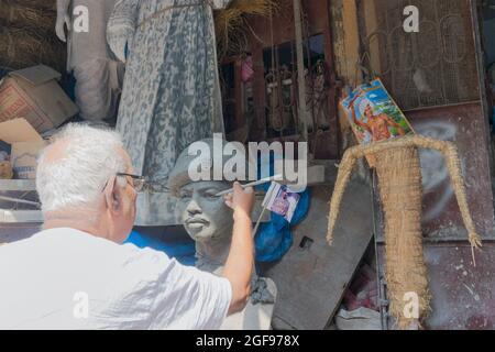 KUMARTULI, KOLKATA, INDIA - 10 OTTOBRE 2014 - artista che prepara idolo di argilla di un soldato. Foto Stock