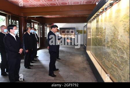 (210824) -- CHENGDE, 24 agosto 2021 (Xinhua) -- Presidente cinese Xi Jinping, segretario generale del Comitato centrale del Partito comunista cinese e presidente della Commissione militare centrale, Conduce la ricerca sul campo sulla conservazione e lo sviluppo del patrimonio culturale al Chengde Mountain Resort durante un tour di ispezione di Chengde nella provincia di Hebei della Cina settentrionale, 24 agosto 2021. (Xinhua/Xie Huanchi) Foto Stock