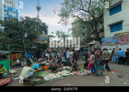 Kolkata, Bengala Occidentale, India - 16 Dicembre 2018 : i clienti che acquistano pesci al mercato del pesce al mattino . A Territy Bazar, Kolkata. I pesci sono favou Foto Stock