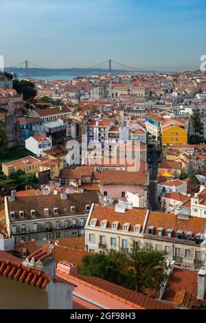 Vista del centro della città di Lisbona dal punto di vista Graca (Miradouro da Graca) con il fiume Tago sullo sfondo, in Portogallo Foto Stock