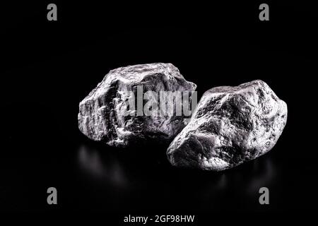 Il palladio è un elemento chimico che a temperatura ambiente si contrae allo stato solido. Metallo utilizzato nell'industria. Concetto di estrazione minerale. Foto Stock