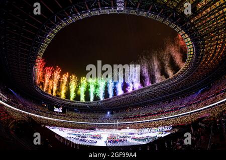 TOKYO, GIAPPONE. 24 agosto 2021. I fuochi d'artificio durante la cerimonia di apertura dei Giochi Paralimpici di Tokyo 2020 allo Stadio Olimpico martedì 24 agosto 2021 a TOKYO, GIAPPONE. Credit: Taka G Wu/Alamy Live News Foto Stock