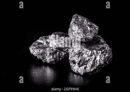 minerale d'argento, nocciolo d'argento isolato su sfondo nero Foto Stock