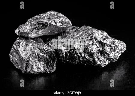 minerale d'argento, nocciolo d'argento isolato su sfondo nero Foto Stock