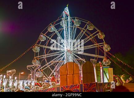 HOWRAH, BENGALA OCCIDENTALE , INDIA - 1 MARZO 2015 : giro del roller coster ad Howrah, Bengala Occidentale, India. Girato di notte con luci colorate. Foto Stock