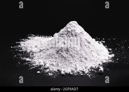 Il solfuro di calcio è un composto inorganico solido con formula chimica CAS, utilizzato nella produzione di certi tipi di vernici, ceramiche e carta. Foto Stock