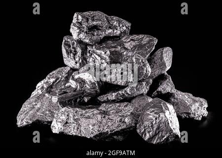 Il palladio è un elemento chimico che a temperatura ambiente si contrae allo stato solido. Metallo utilizzato nell'industria. Concetto di estrazione minerale. Foto Stock