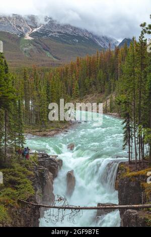Vista aerea del fiume Sunwapta e delle cascate Sunwapta nel Jasper National Park, Alberta, Canada. Foto Stock
