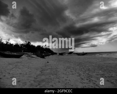 imminente tempesta di tuoni su una spiaggia in vietnam Foto Stock