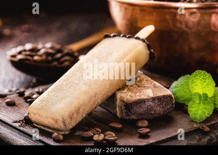 ciocca di caffè, caffè ghiacciato dolce, con semi sullo sfondo. Spazio copia Foto Stock