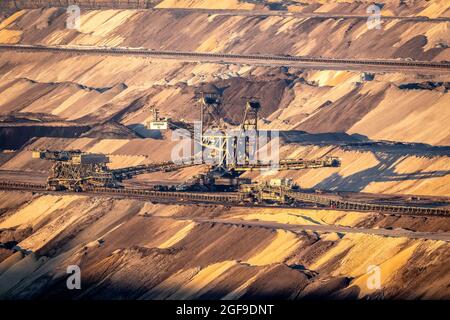 Attrezzatura mineraria in una miniera a cielo aperto di carbone marrone vicino a Garzweiler, Germania - 7 febbraio 2020 Foto Stock