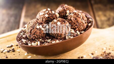 Uovo di pasqua al cioccolato ripieno di cioccolatini e dessert pasquale brasiliano. Foto Stock