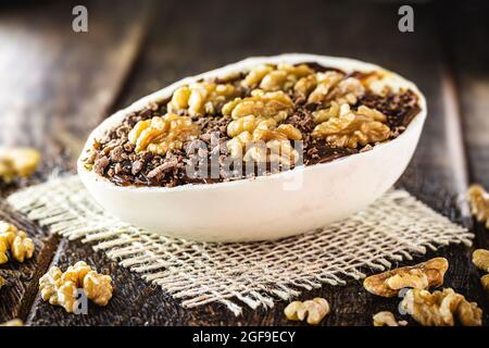 dessert di pasqua, uovo di cioccolato ripieno di crema. Uovo gourmet tipico della Pasqua brasiliana Foto Stock