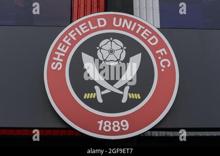 Sheffield, Regno Unito. 24 agosto 2021. The Sheffield United club crest at Bramall Lane in Sheffield, Regno Unito, on 8/24/2021. (Foto di Simon Whitehead/News Images/Sipa USA) Credit: Sipa USA/Alamy Live News Foto Stock