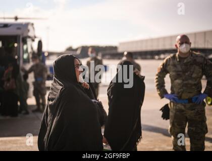 Ramstein Miesenbach, Germania. 22 agosto 2021. I rifugiati afghani evacuati da Kabul arrivano a bordo di un aereo della forza aerea statunitense C-17 Globemaster III alla base aerea di Ramstein il 22 agosto 2021 a Ramstein-Miesenbach, Germania. Ramstein sta fornendo alloggio temporaneo per gli sfollati dall'Afghanistan come parte dell'operazione Allees Refuge. Credit: Planetpix/Alamy Live News Foto Stock