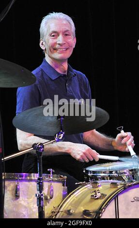 Monaco di Baviera, Germania. 12 gennaio 2010. Charlie Watts, batterista dei Rolling Stones, fa un'apparizione ospite al Variete GOP con la band ABC & D di Boogie Woogie. Il batterista della leggendaria rock band Rolling Stones, Charlie Watts, è morto. Credit: Picture Alliance/dpa/Alamy Live News Foto Stock