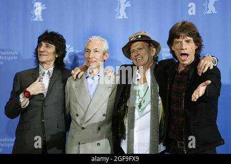 Berlino, Germania. 7 febbraio 2008. I Rolling Stones - Ron Wood (l-r), Charlie Watts, Keith Richards e Mick Jagger - si levano in piedi per la foto del film di apertura berlinale 'Shine a light'. Charlie Watts, batterista della leggendaria rock band Rolling Stones, è morto. Credit: Rainer Jensen/dpa/Alamy Live News Foto Stock