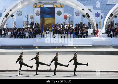 Kiev, Ucraina. 24 agosto 2021. I soldati sfilano durante una sfilata del giorno dell'Indipendenza a Kiev. L'Ucraina celebra 30 anni di indipendenza in un clima geopolitico instabile. Il Presidente Volodymyr Zelensky ha riunito rappresentanti di circa 40 paesi per inaugurare la piattaforma di Crimea alla vigilia dell'Indipendenza. Credit: SOPA Images Limited/Alamy Live News Foto Stock