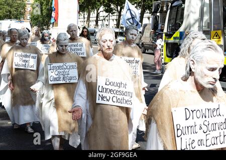 Londra, Inghilterra, Regno Unito. 24 agosto 2021. I manifestanti della ribellione di estinzione marzo passato HMRC, la ribellione di estinzione sta tenendo una serie di proteste a Londra nelle prossime due settimane per evidenziare il cambiamento climatico. (Credit Image: © Martin Evans/ZUMA Press Wire) Foto Stock