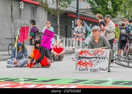 I manifestanti con la ribellione di estinzione, occupano l'intersezione di Georgia e Cambie, Vancouver, British Columbia, Canada Foto Stock