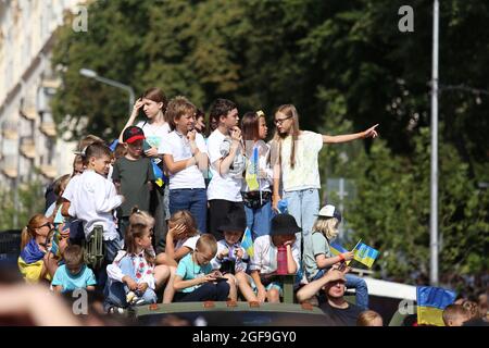 Kiev, Ucraina. 24 agosto 2021. I bambini guardano la sfilata della Giornata dell'Indipendenza Ucraina a Kiev. L'Ucraina celebra 30 anni di indipendenza in un clima geopolitico instabile. Il Presidente Volodymyr Zelensky ha riunito rappresentanti di 40 paesi per inaugurare la piattaforma di Crimea alla vigilia dell'Indipendenza. (Foto di Mohammad Javad Abjoushak/SOPA /Sipa USA) Credit: Sipa USA/Alamy Live News Foto Stock