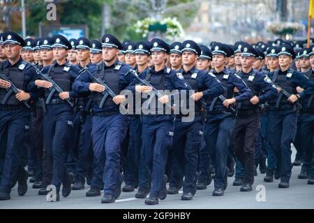 Ucraina, Kiev - 18 agosto 2021: Polizia nazionale dell'Ucraina. Ucraino militare. Soccorritori. Il sistema militare sta marciando nella sfilata. Marzo del Foto Stock